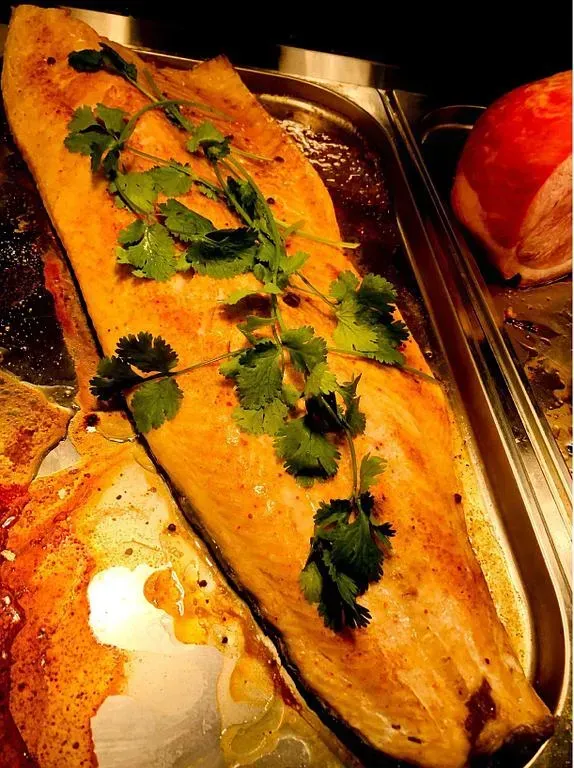 Du saumon sur un plateau