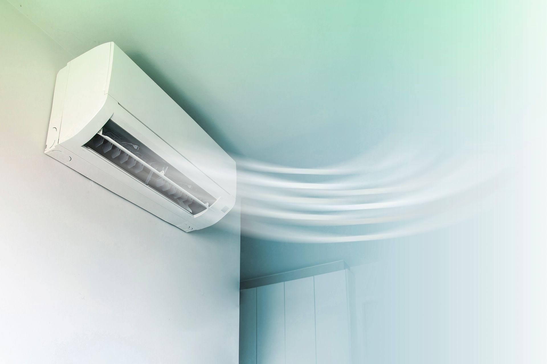 Climatiseur installé tout en haut d'un mur.