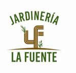 Logo de jardinería “La Fuente” en verde y marrón, con una planta estilizada en el centro.