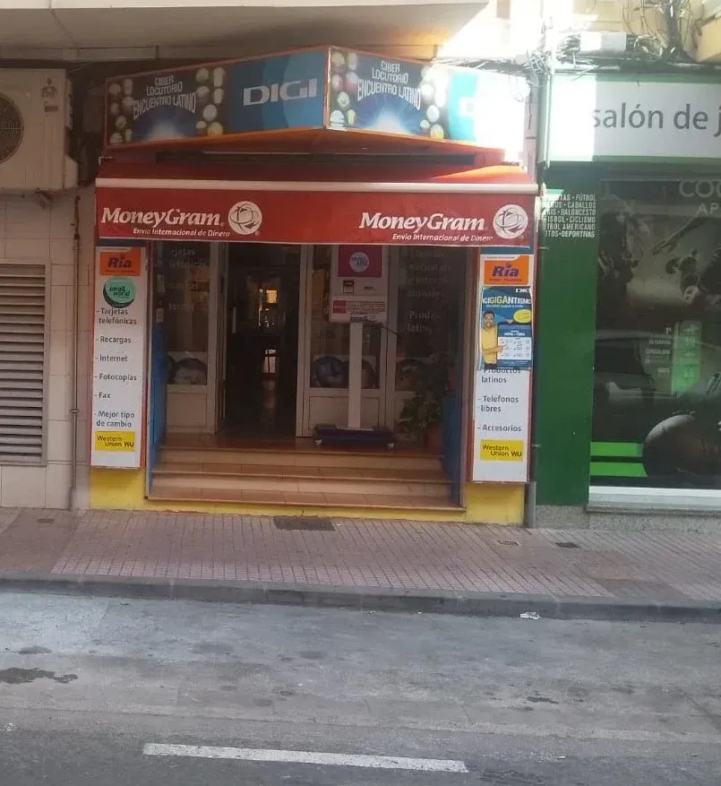Una tienda de MoneyGram, con un toldo rojo, debajo de un cartel que dice 