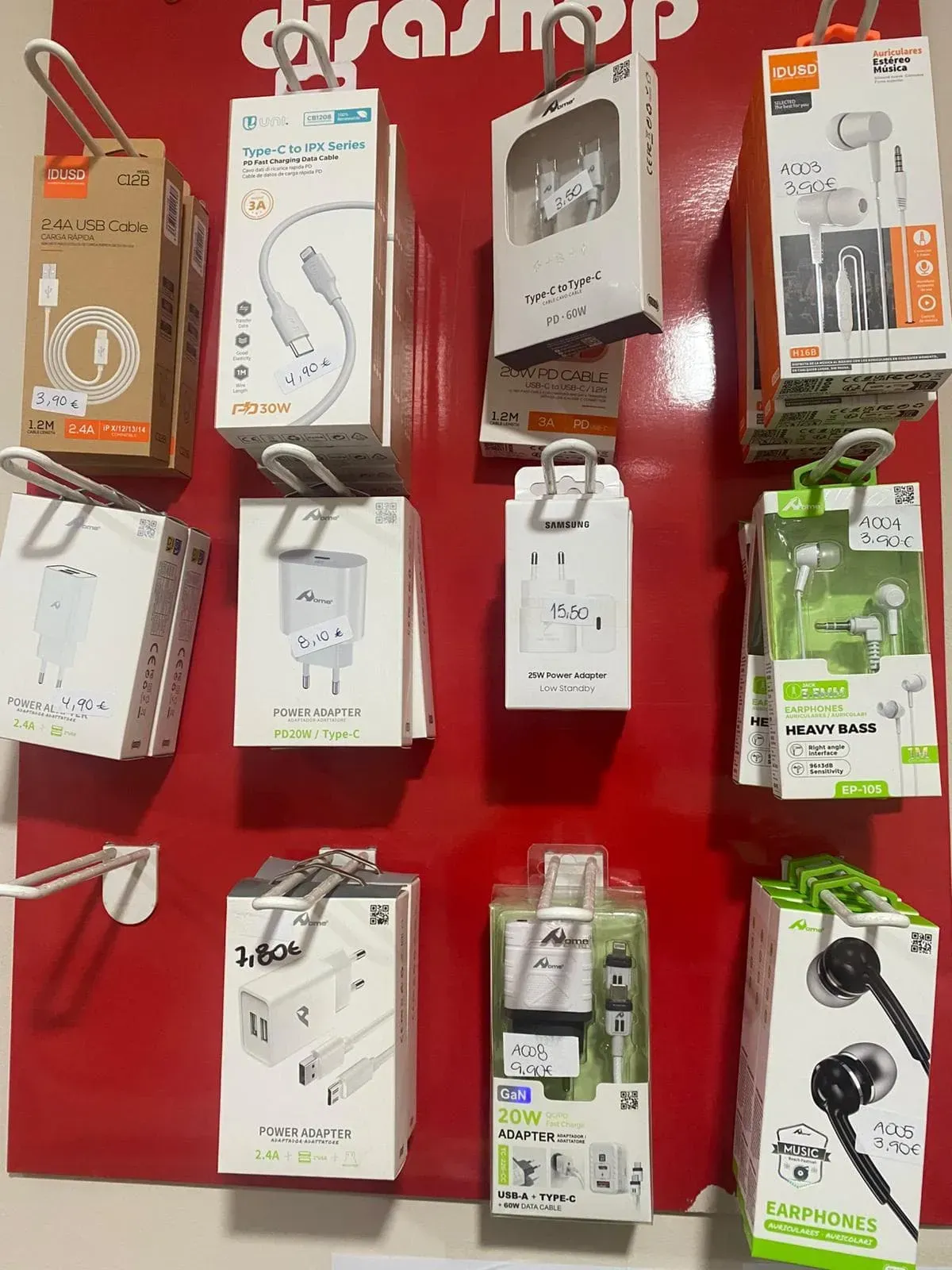 Cucarachas arrastrándose sobre migas y baldosas en el piso cerca de una pared.