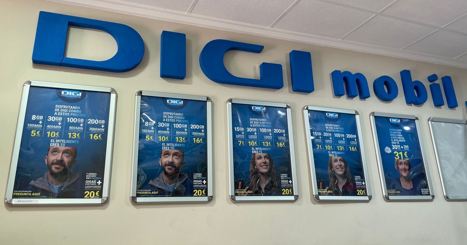 Cucarachas arrastrándose sobre migas y baldosas en el piso cerca de una pared.