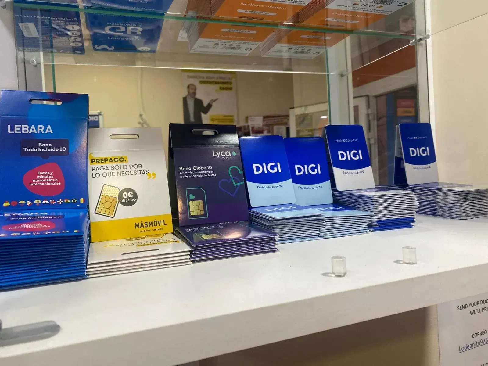 Cucarachas arrastrándose sobre migas y baldosas en el piso cerca de una pared.