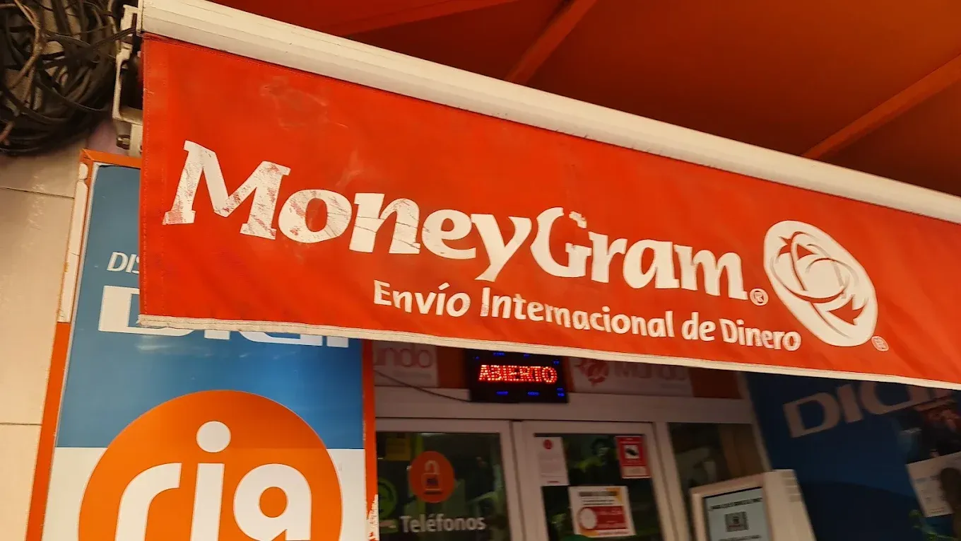 Letrero de tienda MoneyGram en rojo con texto blanco.