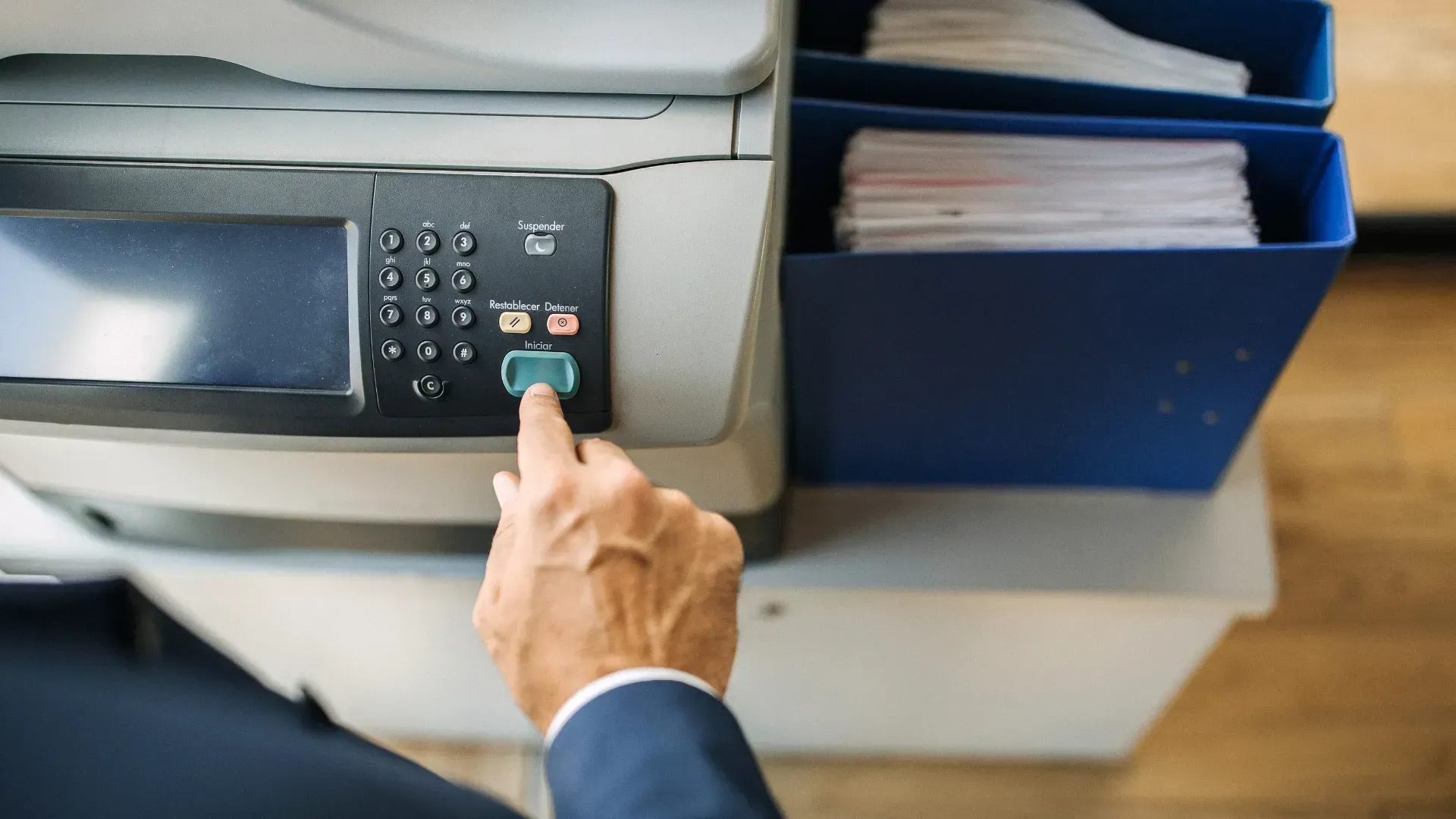 Cucarachas arrastrándose sobre migas y baldosas en el piso cerca de una pared.