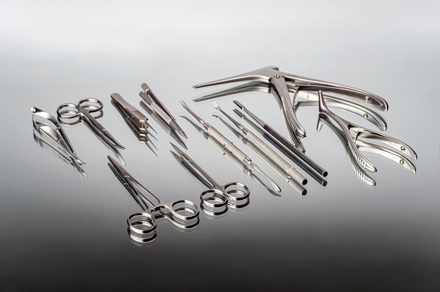 Un montón de instrumentos quirúrgicos están sobre una mesa.