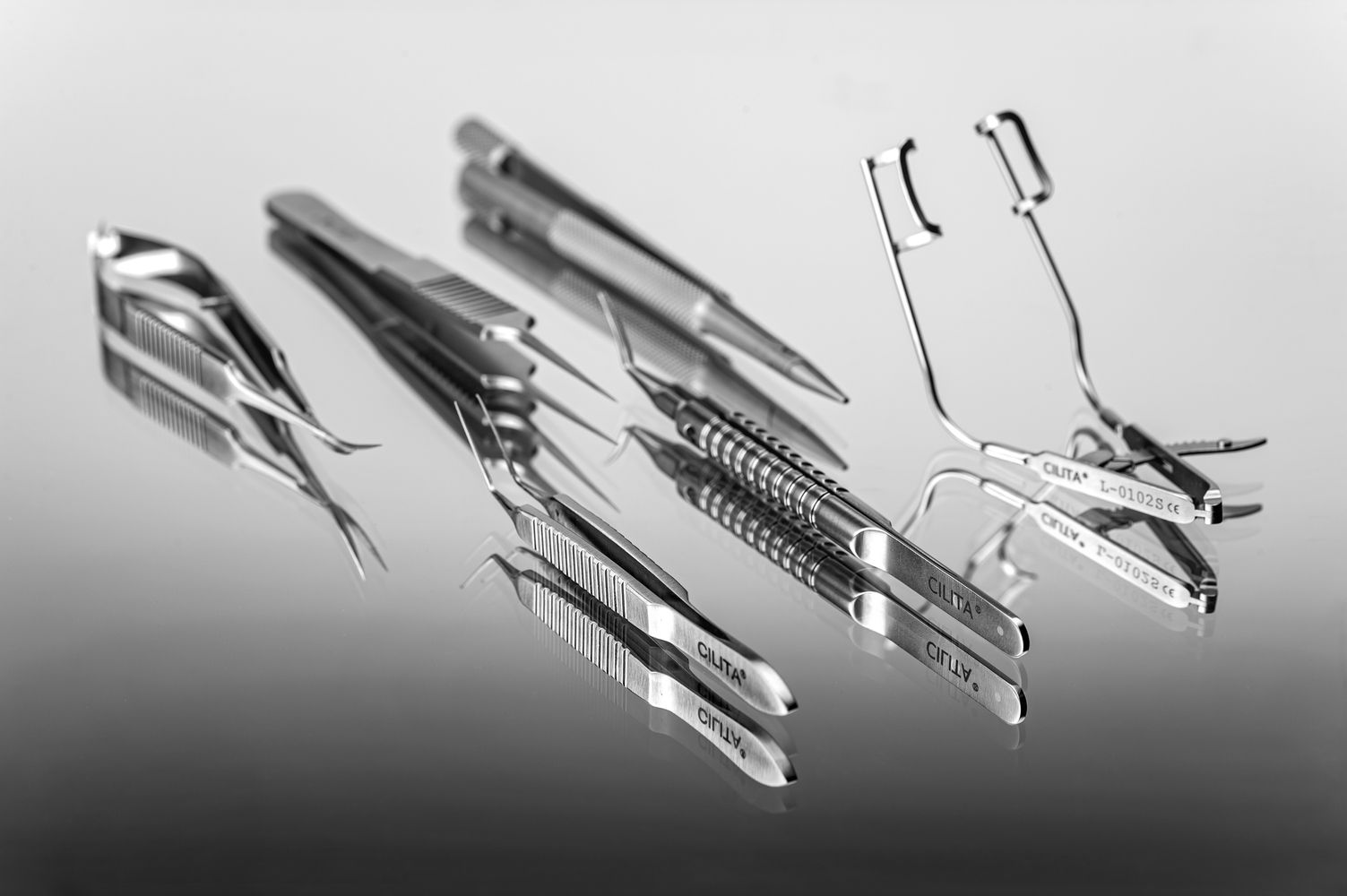 Una fotografía en blanco y negro de una variedad de instrumentos quirúrgicos.