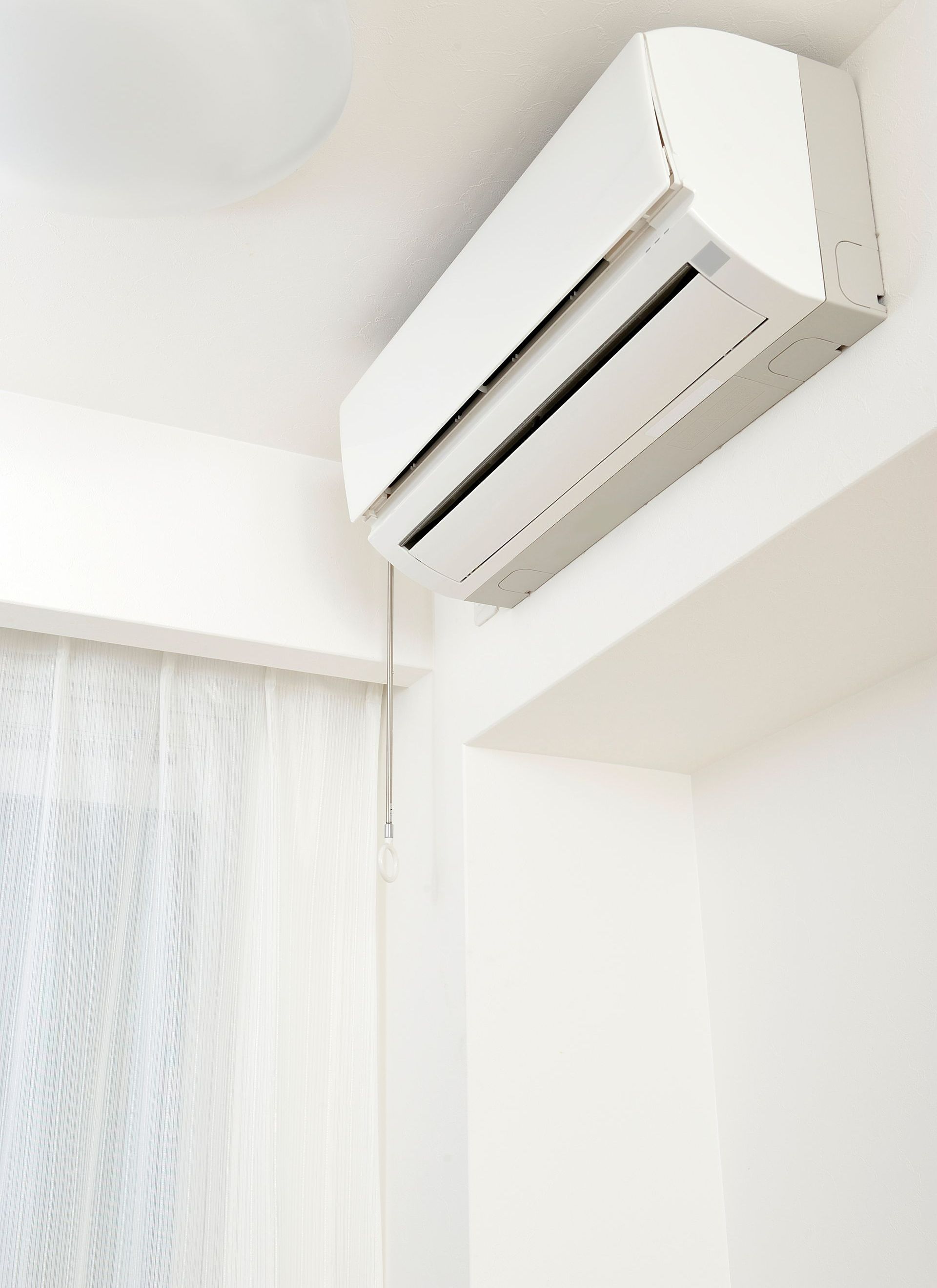 Climatiseur blanche sur mur beige - Plomberie