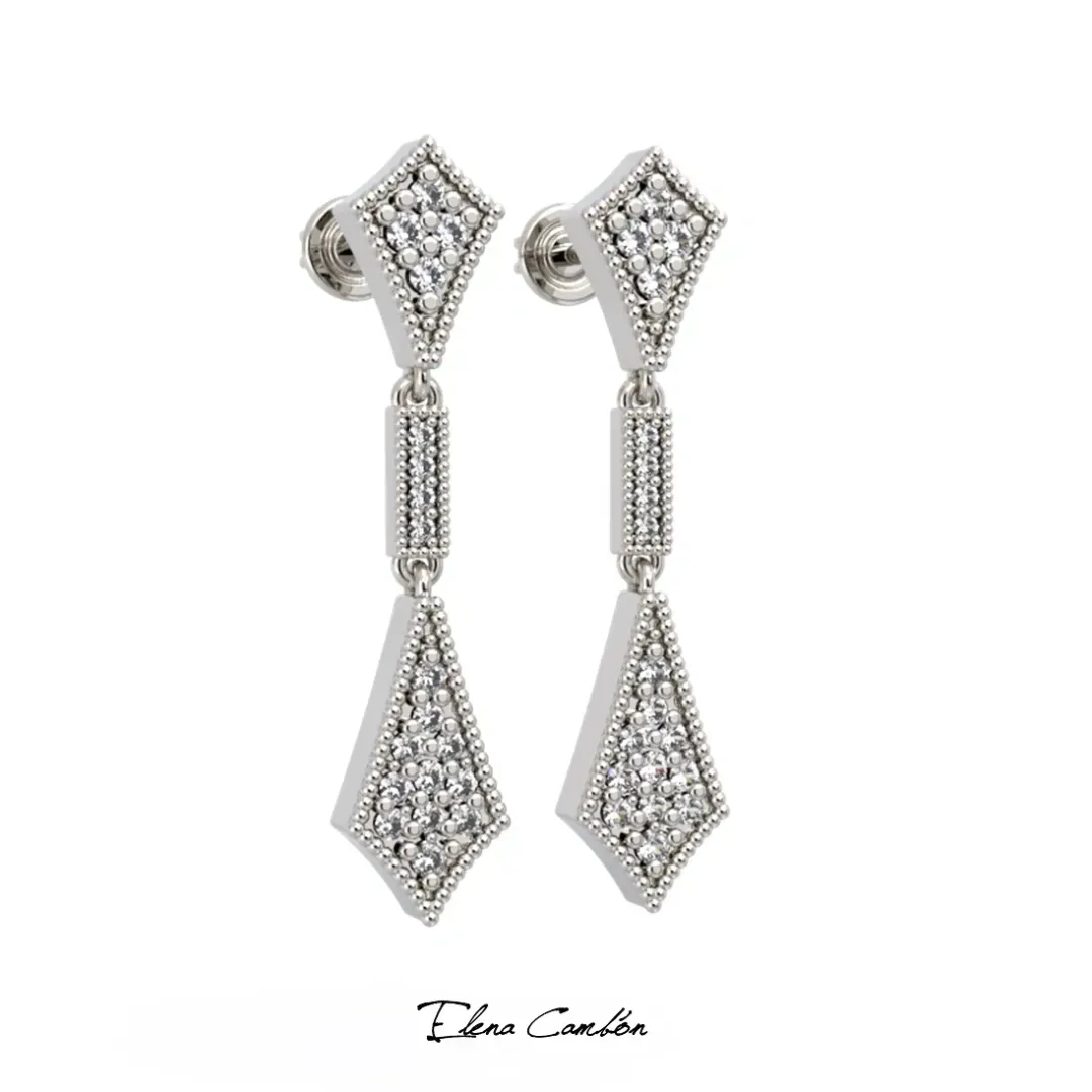 Pendientes colgantes geométricos de plata con detalles de diamantes sobre fondo blanco.