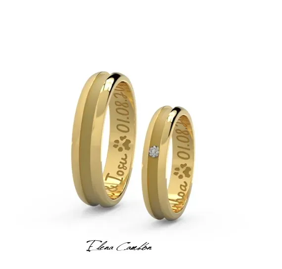Dos anillos de plata y oro grabados con motivos geométricos sobre un fondo blanco.