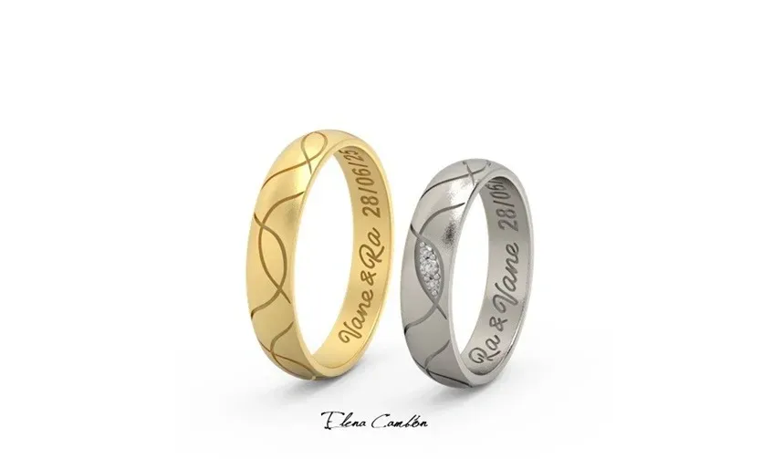Dos anillos de plata y oro grabados con motivos geométricos sobre un fondo blanco.