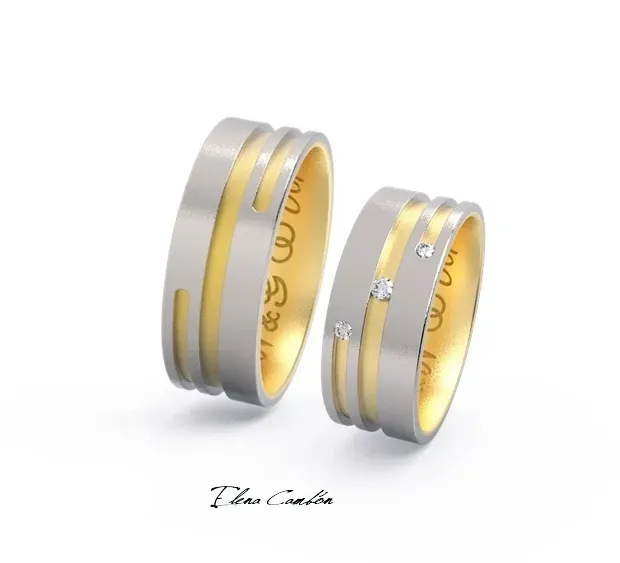 Dos anillos a rayas plateadas y doradas sobre un fondo blanco.