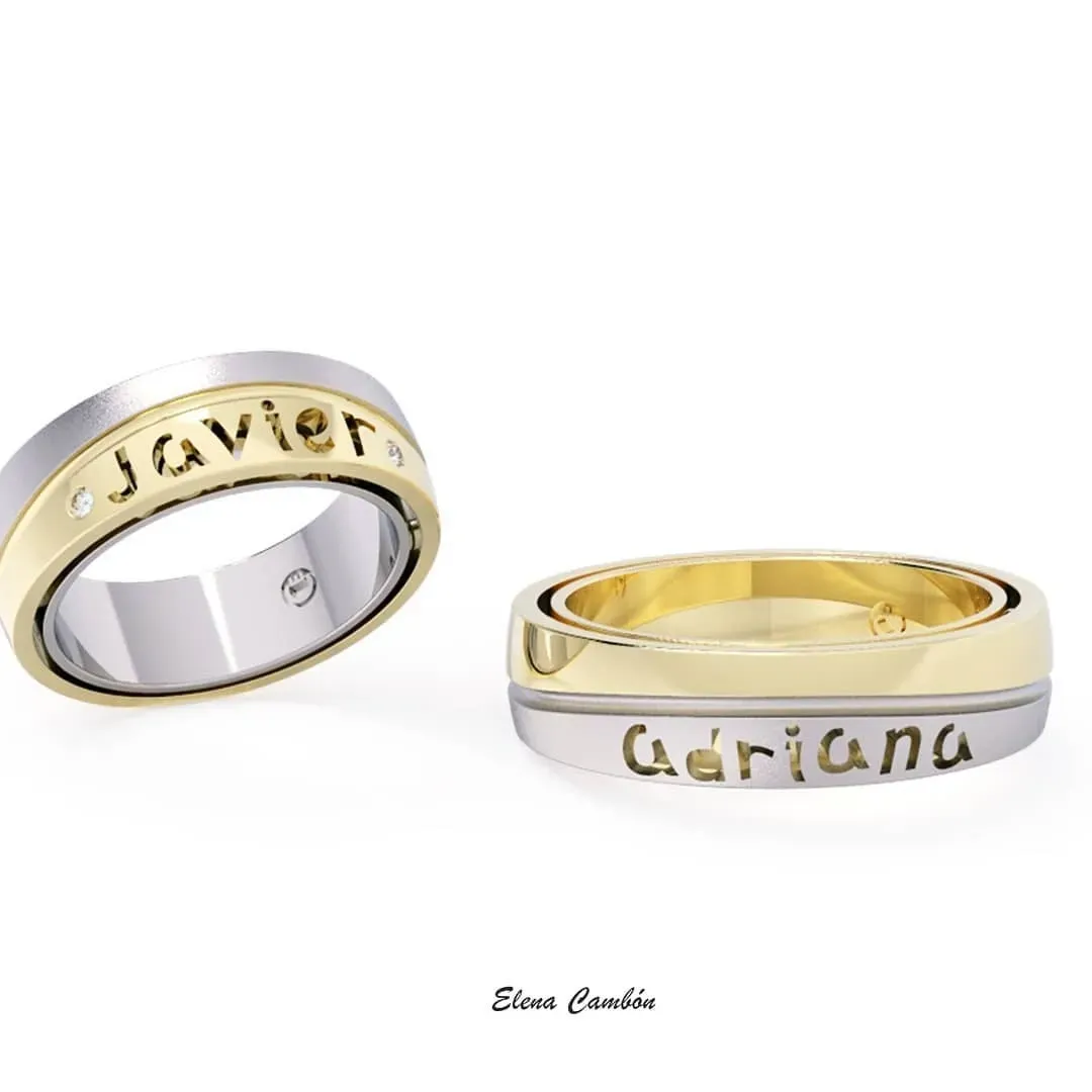 Dos anillos grabados en oro rosa, colocados en posición vertical sobre un fondo blanco.