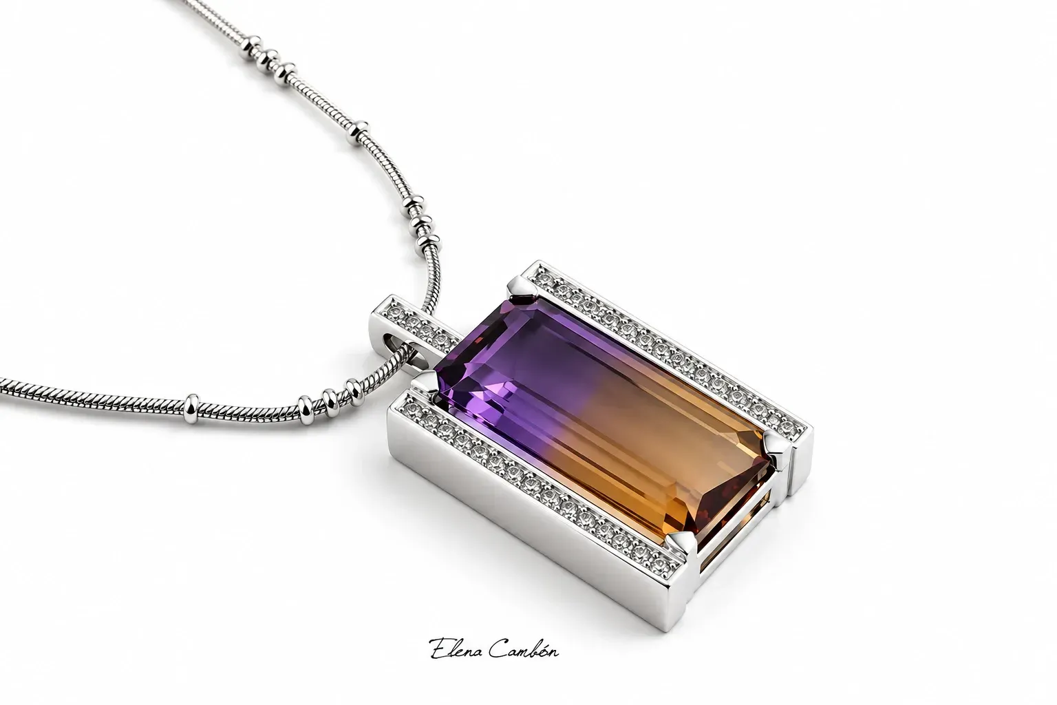 Collar de plata con colgante rectangular de piedra preciosa de color púrpura a ámbar sobre fondo blanco.