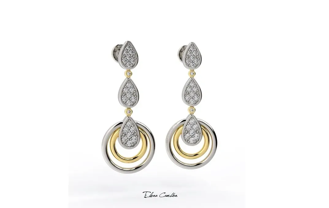 Pendientes colgantes de plata y oro con detalles de aros ovalados y redondos superpuestos sobre un fondo blanco.