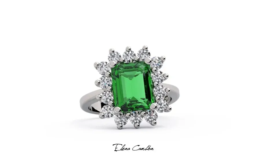 Anillo de plata con una gema verde talla esmeralda rodeada de diamantes transparentes.