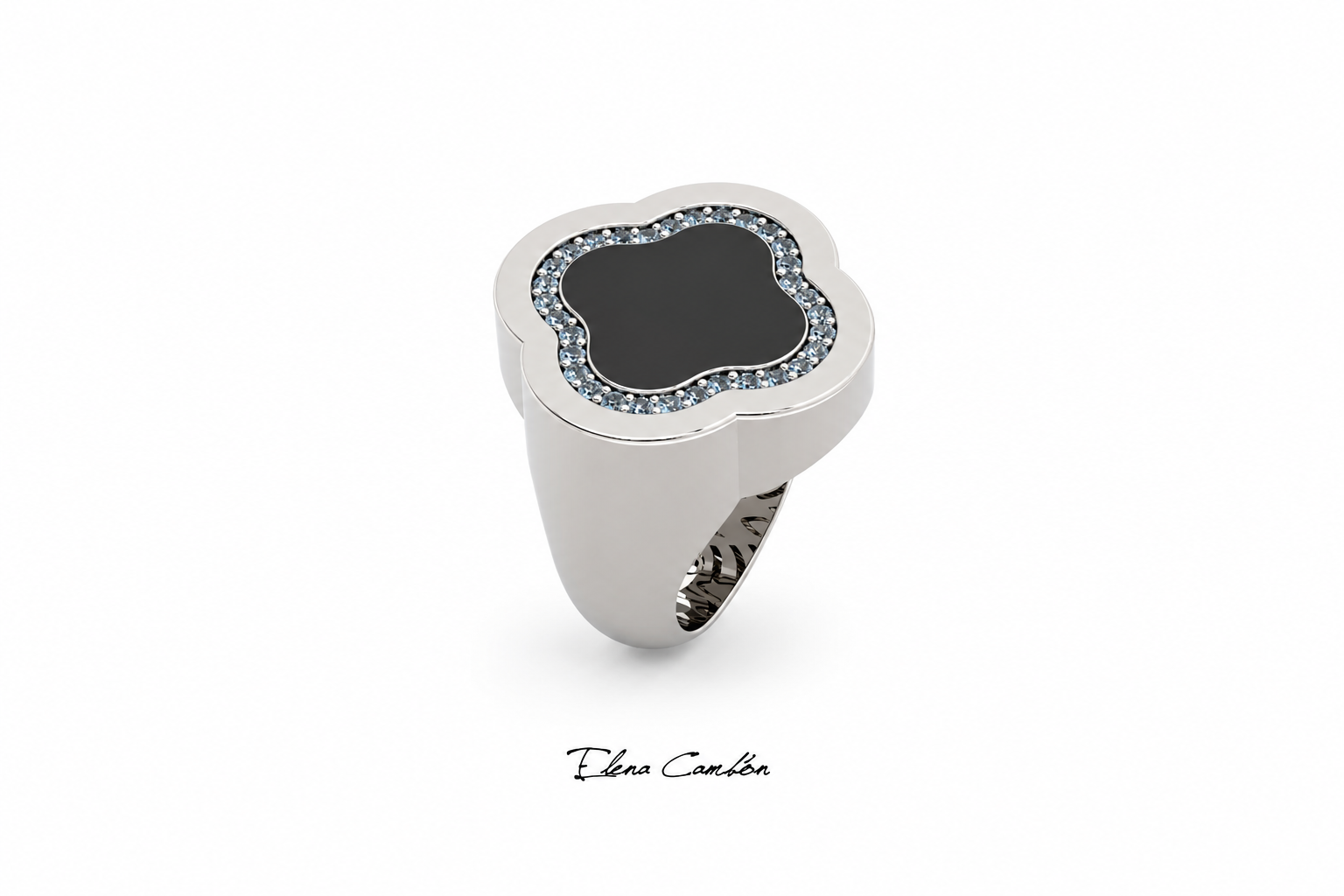 Anillo floral de plata con centro negro y borde de cristales pavé sobre fondo blanco.