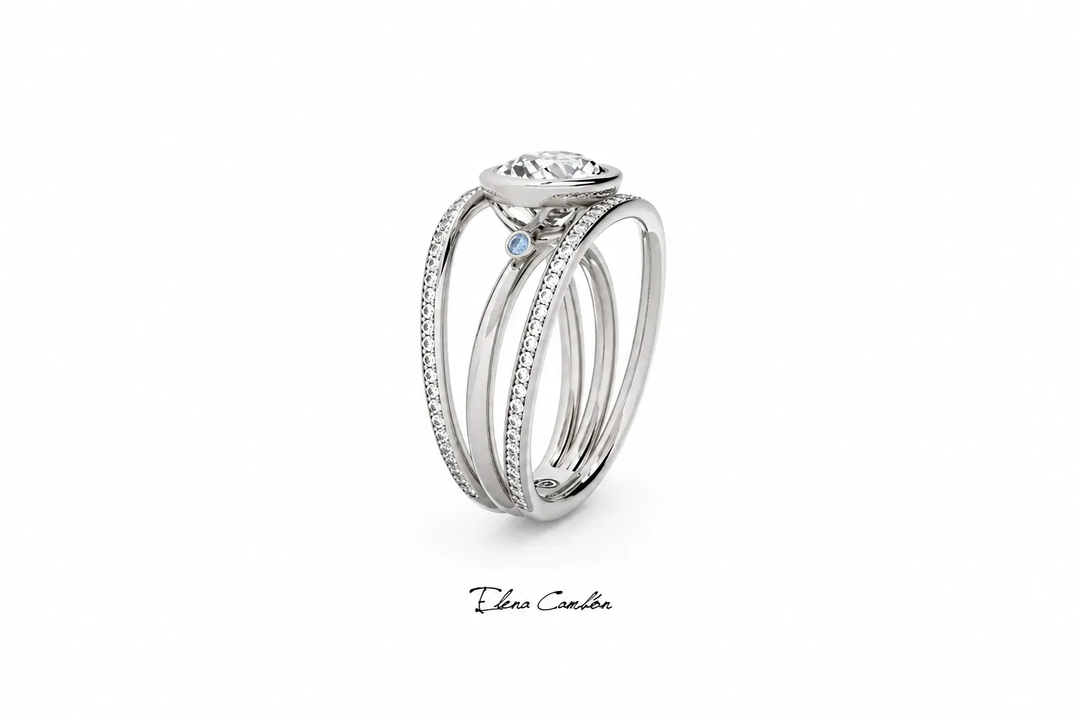 Anillo de plata con diamantes y bandas entrelazadas sobre fondo blanco.