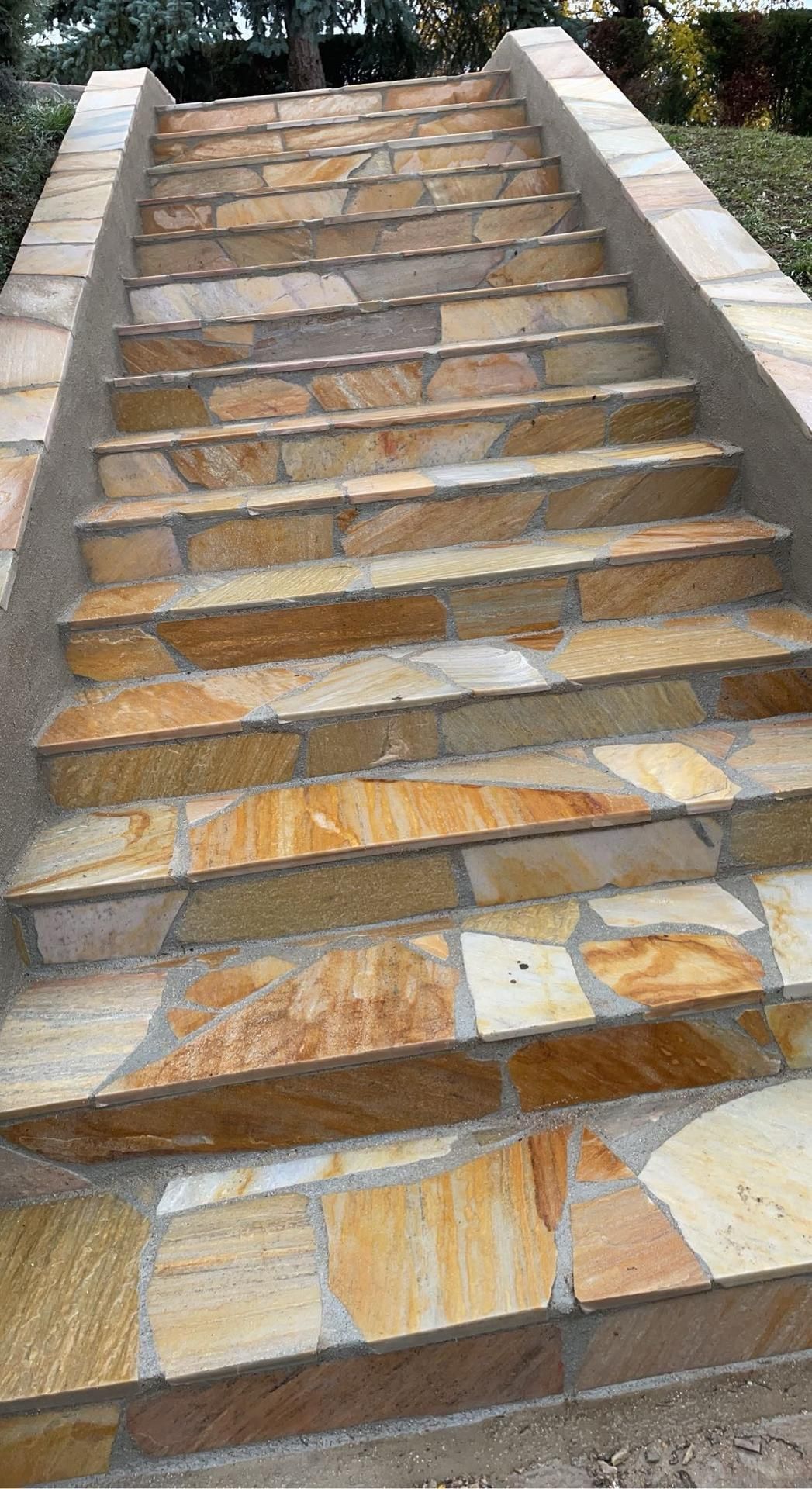 Des escaliers en extérieur, en pierre.