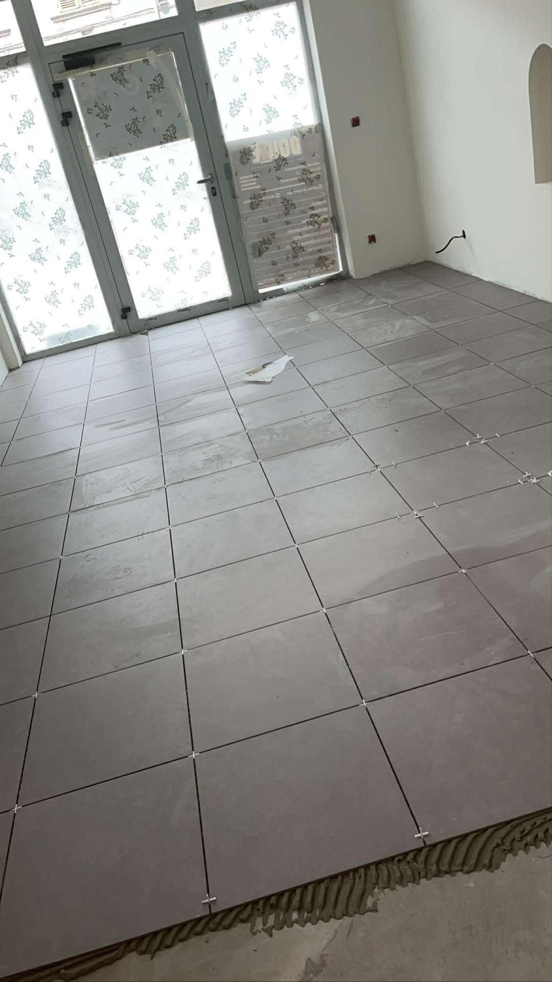 Une pièce à l'intérieur avec du carrelage au sol.