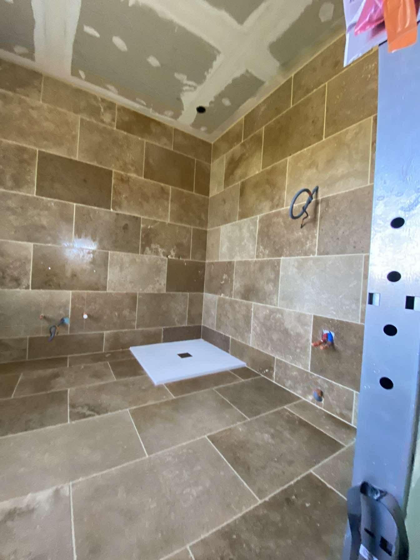 Rénovation d'une salle de bains avec carrelage mural.