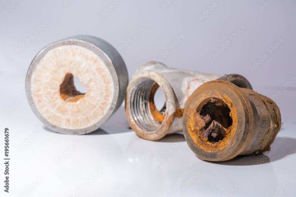 Un artisan pose des dalles au sol, à l'extérieur.