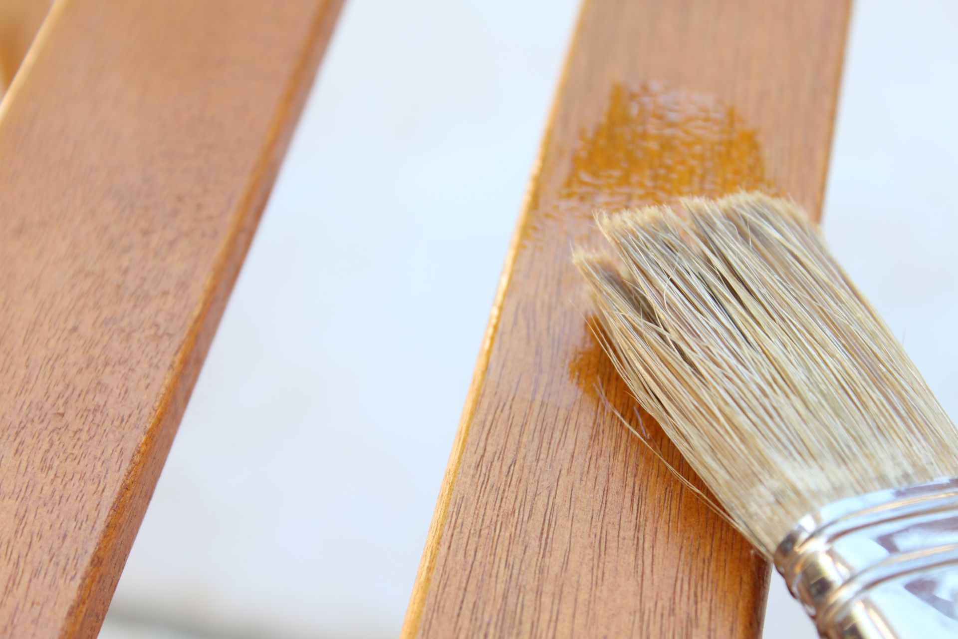 Vernissage d'une clôture en bois.