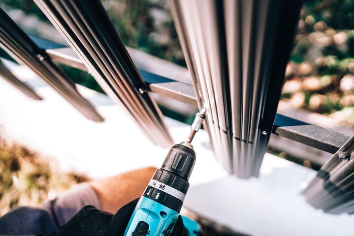 Installation d'une clôture avec une perceuse visseuse.