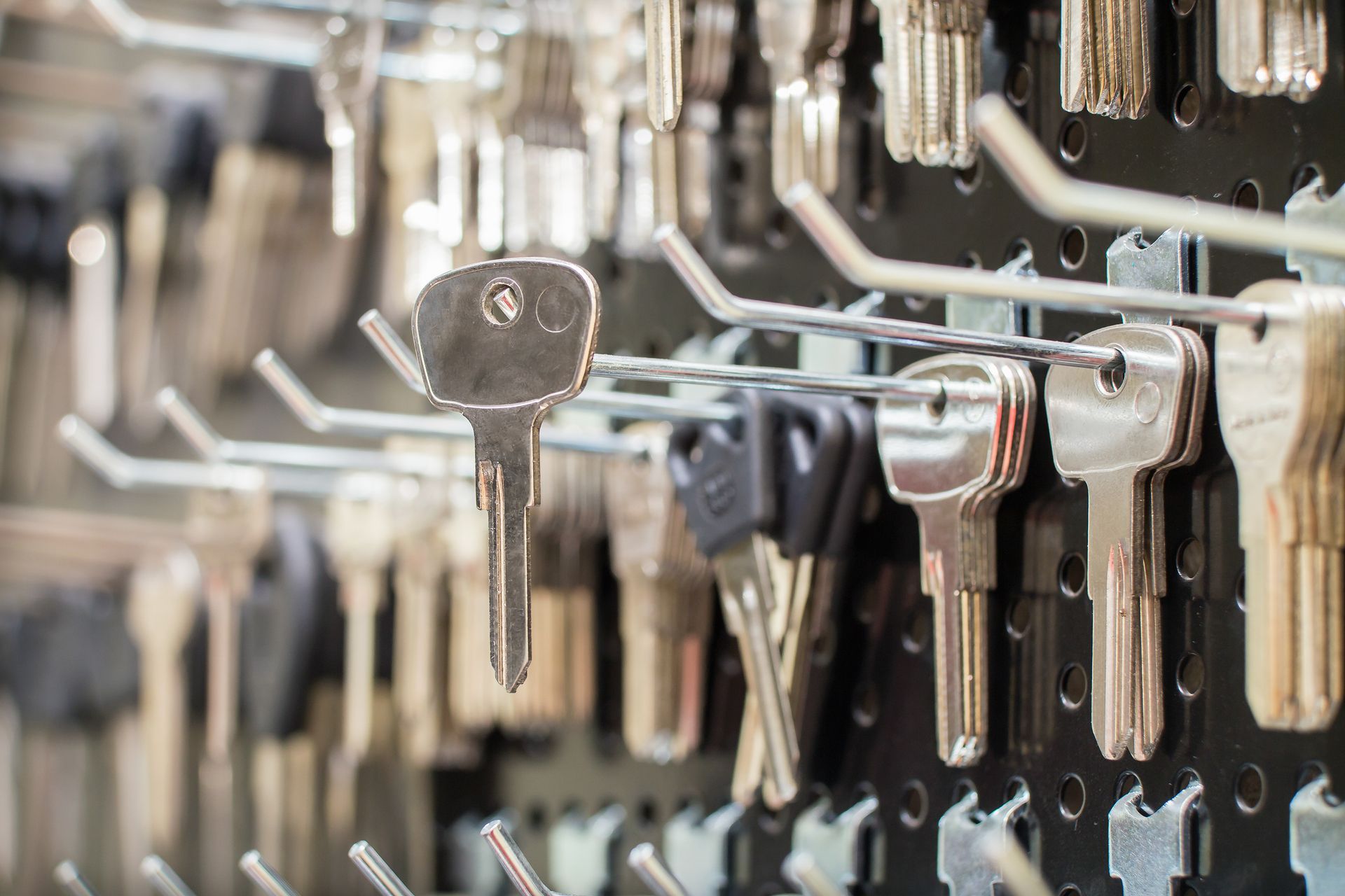 Clefs sur des petits portants métalliques