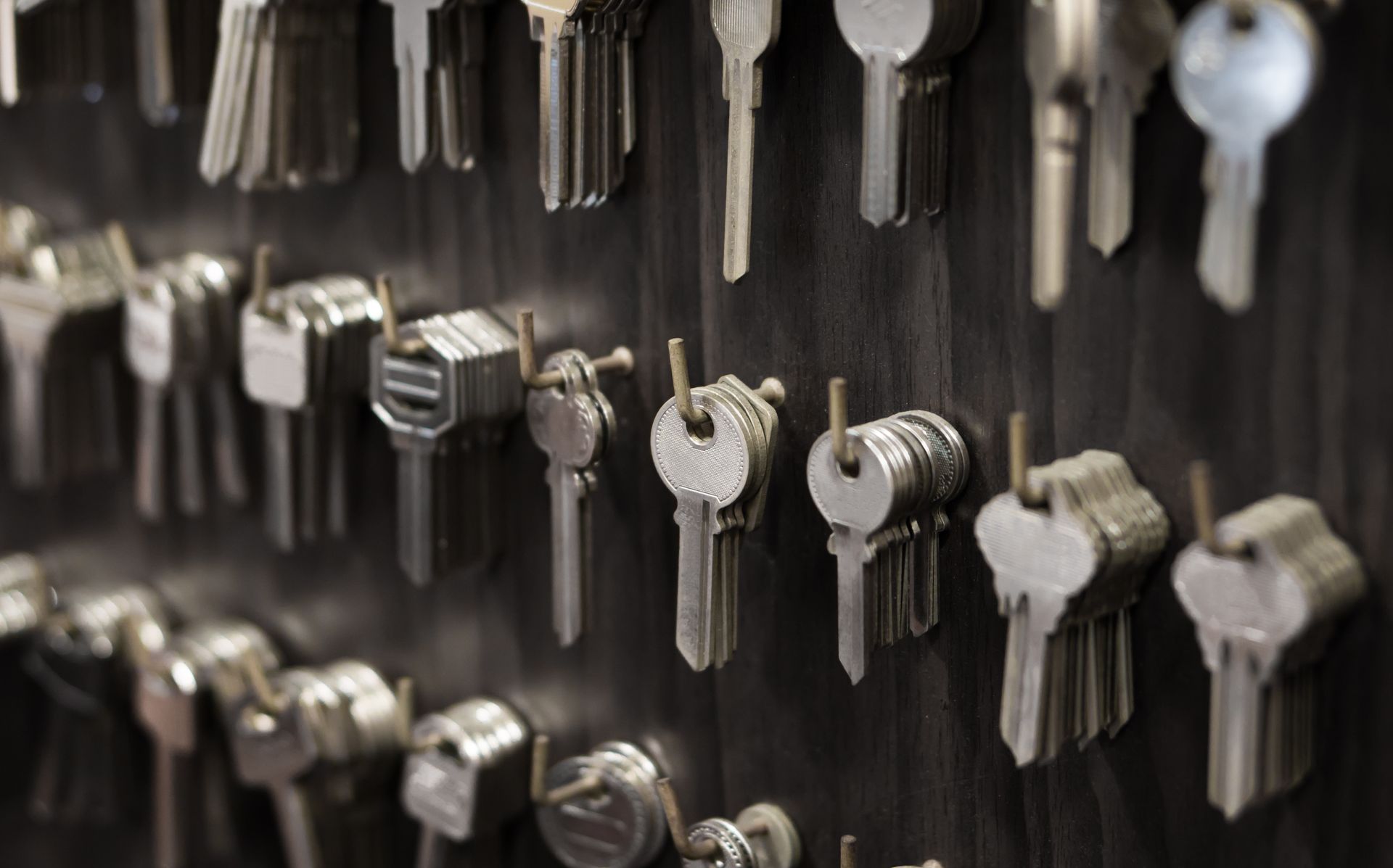 Clefs suspendues au mur