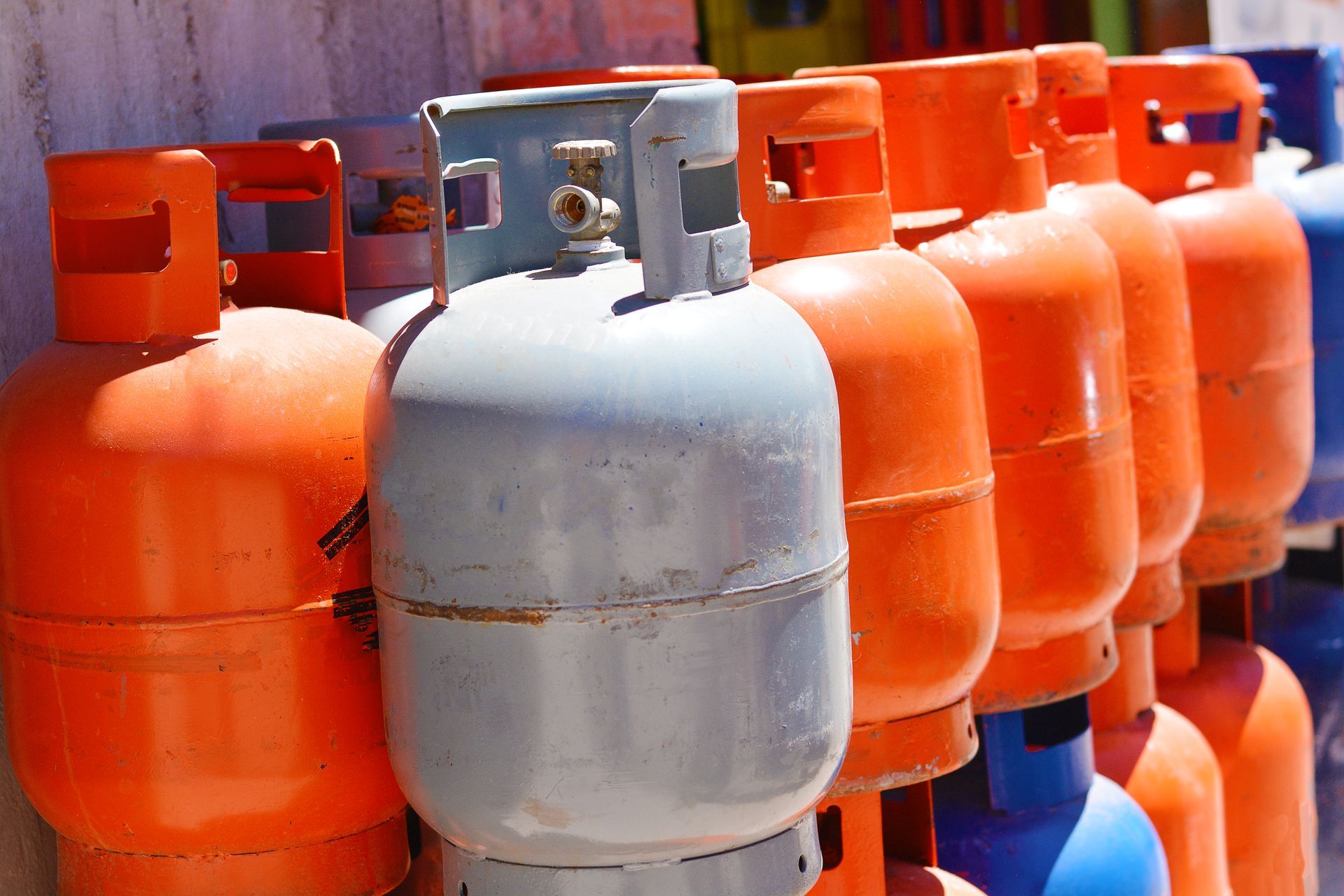 Petites bouteilles de gaz orange et grises