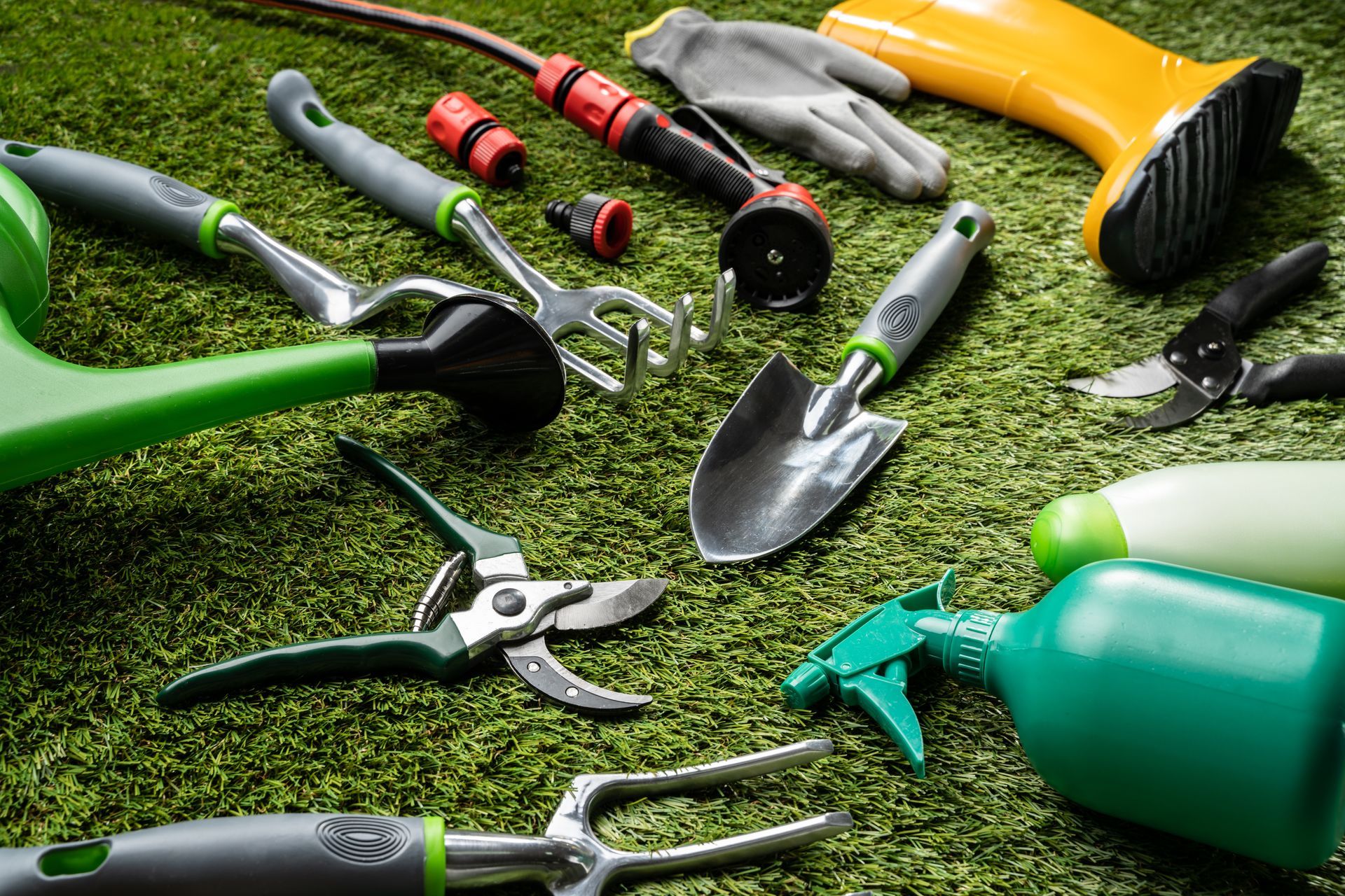 Outils de jardin posés sur de l'herbe