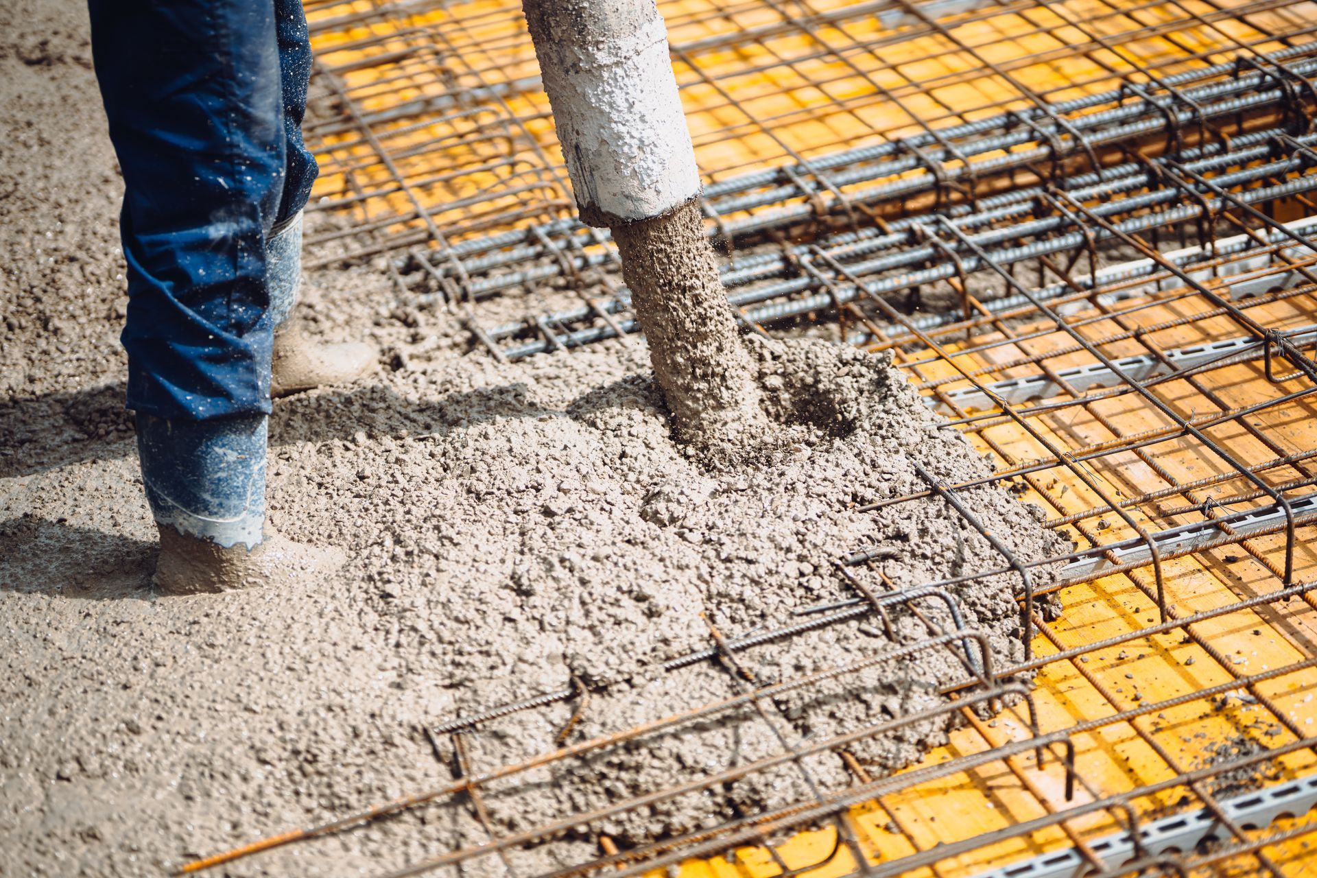 Béton qui coule dans un treillis métallique