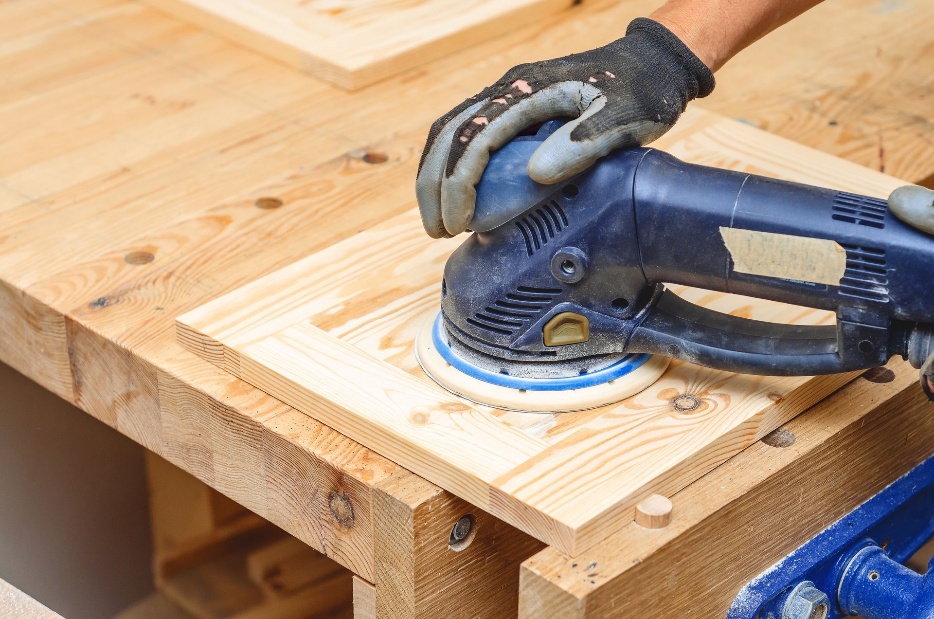 Ponceuse bleue sur du bois