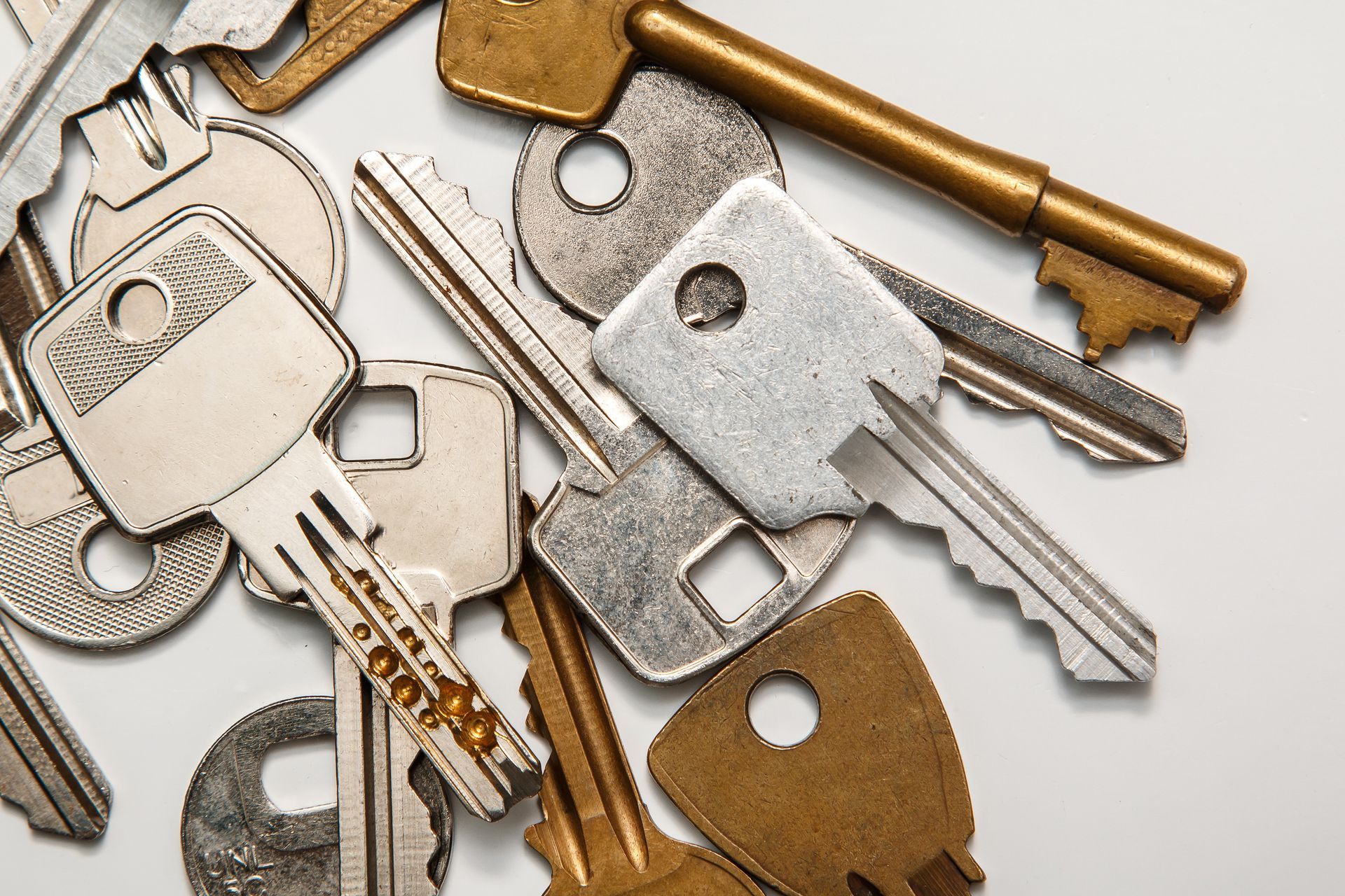 Clefs dorées et argentées sur une table blanche