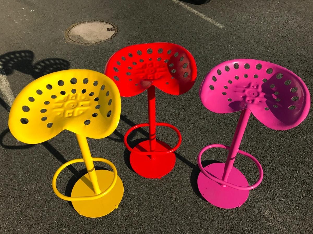Tabourets repeints grâce au thermolaquage
