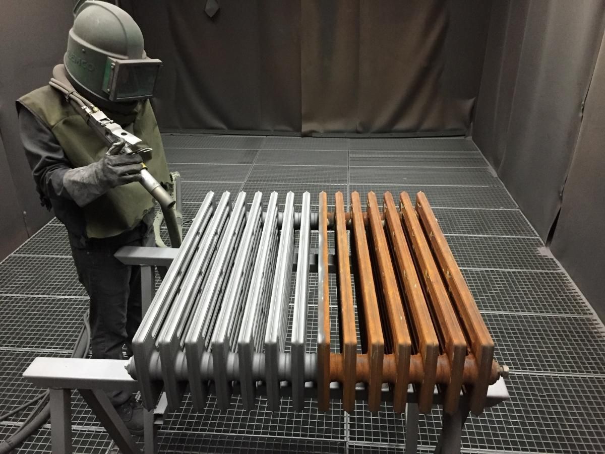 Sablage d'un radiateur en fonte