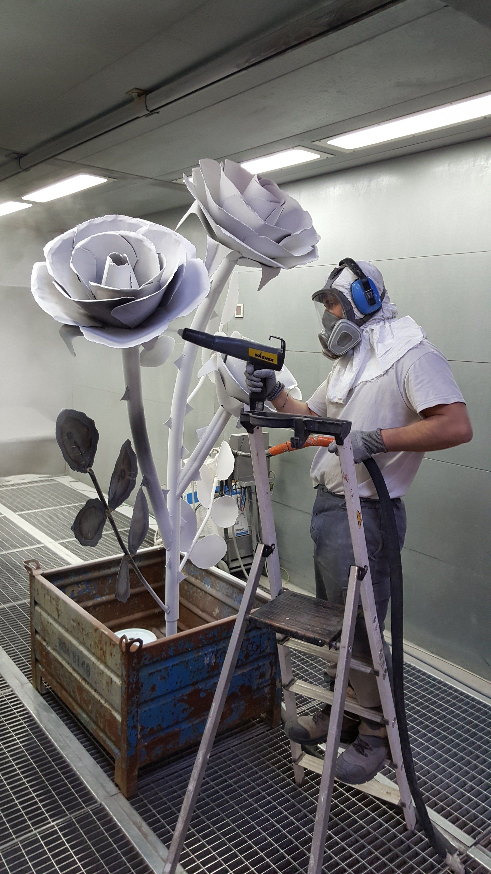 Mise en peinture d'une sculpture métallique