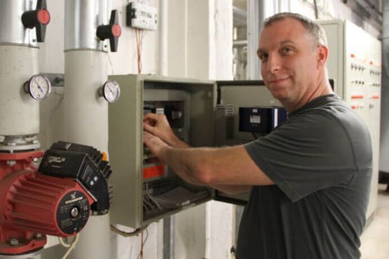 Pohler & Weller Meisterbetrieb – Jemand verteilt Spachtelmasse an einer Wand