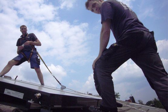 Pohler & Weller Meisterbetrieb – Jemand verteilt Spachtelmasse an einer Wand