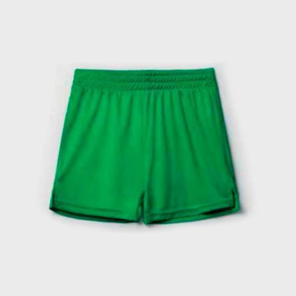 Un par de pantalones cortos verdes sobre un fondo blanco.