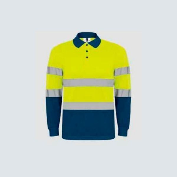 Un polo amarillo y azul con rayas reflectantes en las mangas.