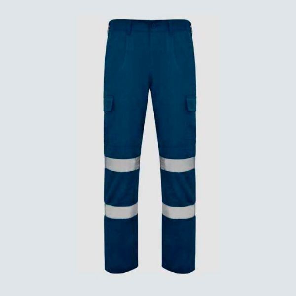 Un par de pantalones cargo azules con rayas reflectantes en las piernas.