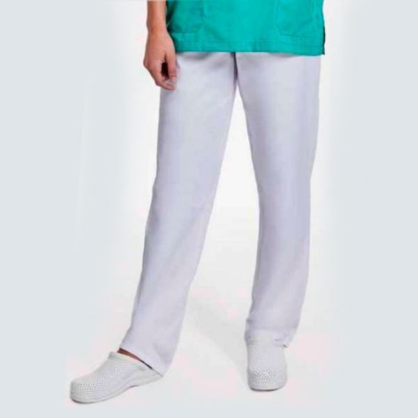 Una persona que lleva una camisa verde y pantalones blancos
