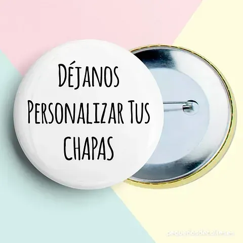 Un botón que dice dejanos personalizar tus chapas está sobre una mesa.