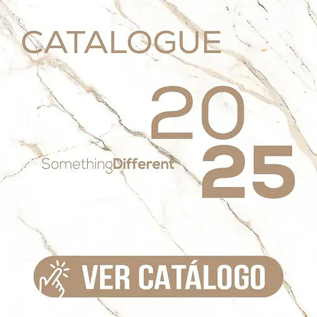 Un fondo de mármol con las palabras catálogo 20 25 algo diferente
