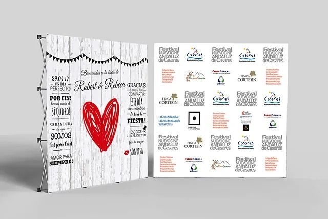 Un telón de fondo de boda con un corazón y un montón de pegatinas.