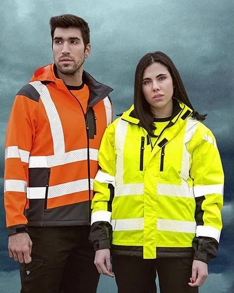 Un hombre y una mujer están parados uno al lado del otro usando chalecos reflectantes.