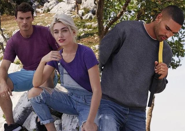 Un grupo de personas está sentada en una roca.