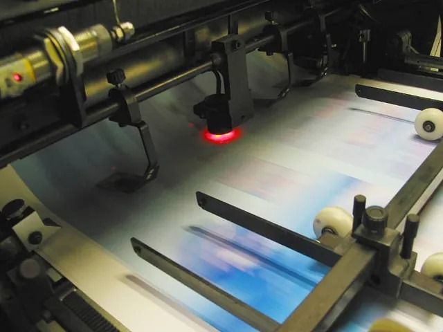 Una máquina de impresión con una luz roja encendida